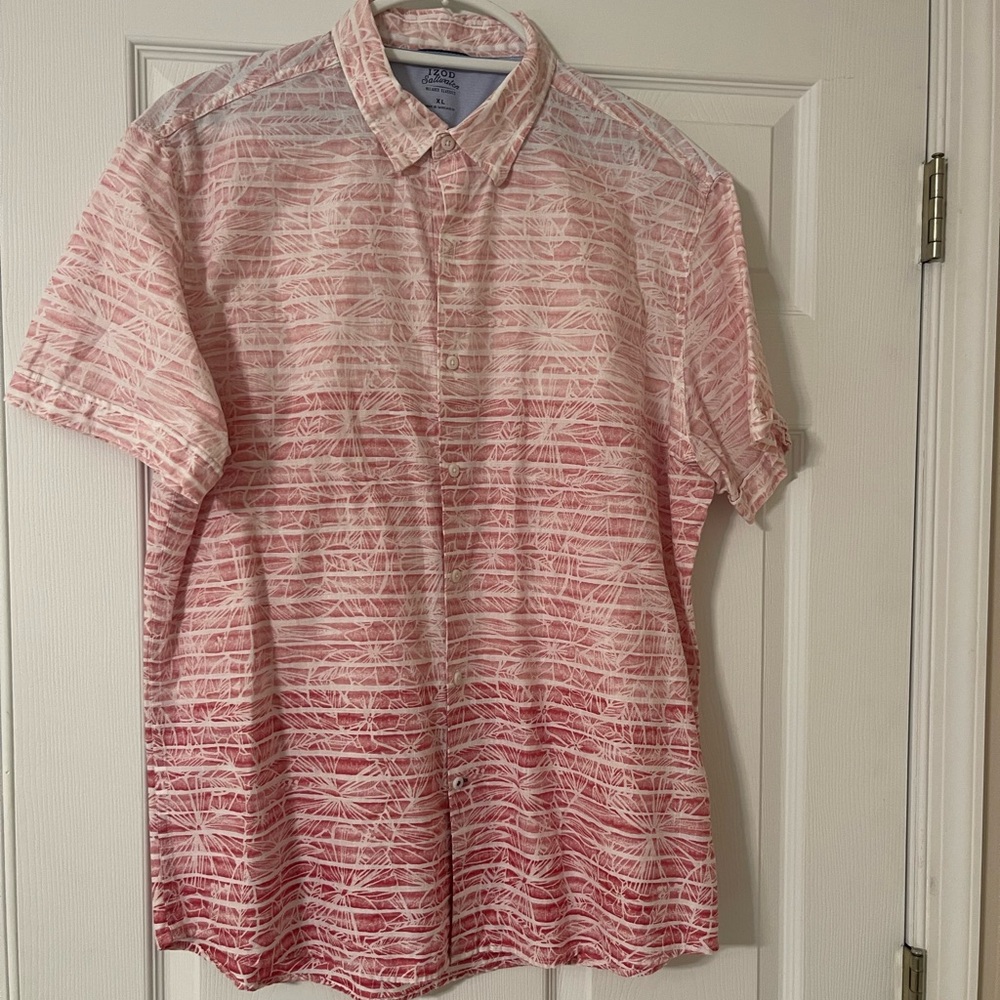 Izod’s Saltwater Relaxed Men's light pink to darker pink pattern Shirt. Size XL.